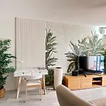 2 Bed Penthouse With Sea View شقة *