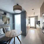 2 Bed Penthouse With Sea View شقة *